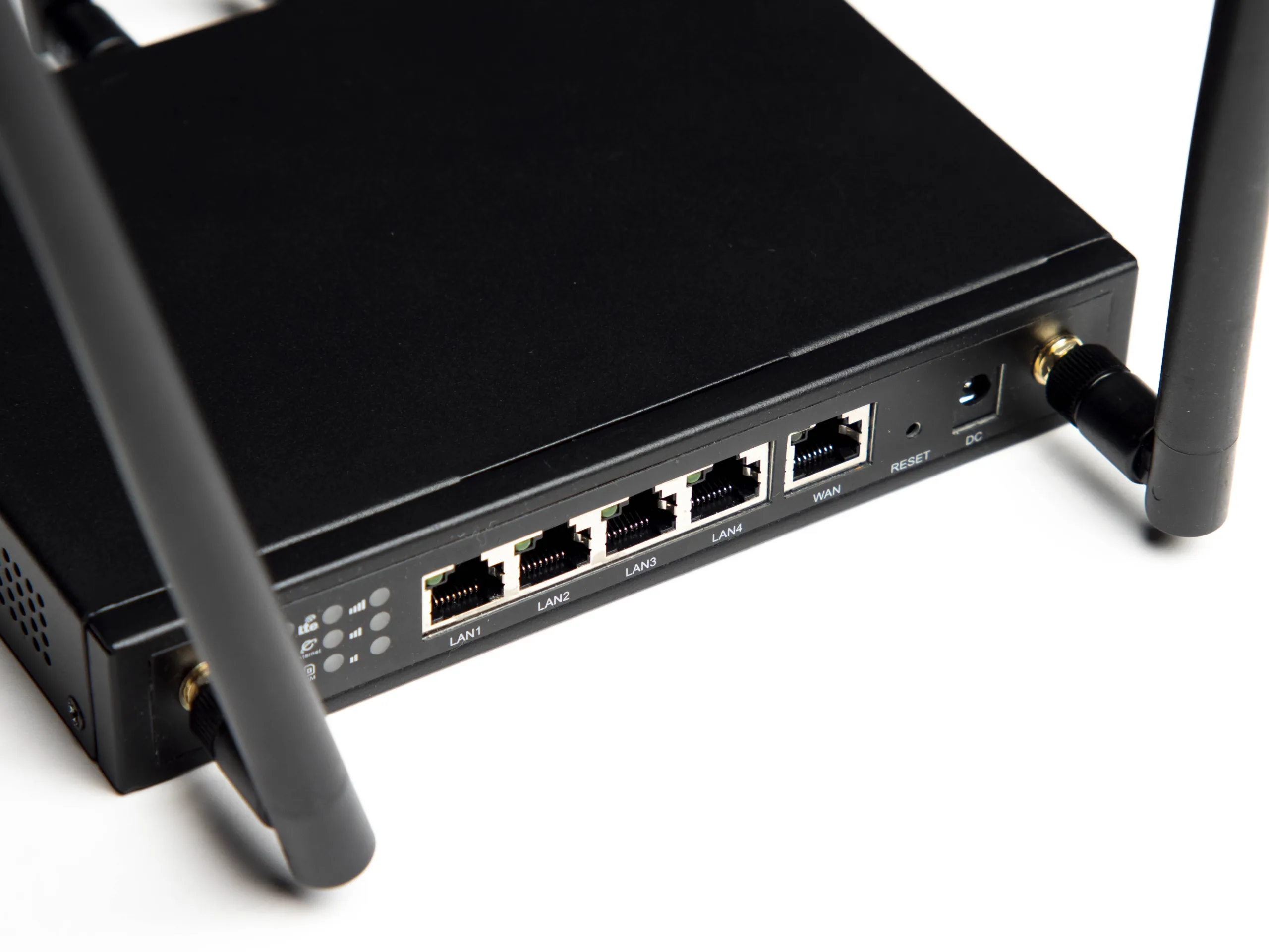 Close-up of the X-LINK router’s Ethernet ports, WAN port, and antenna connectors.
