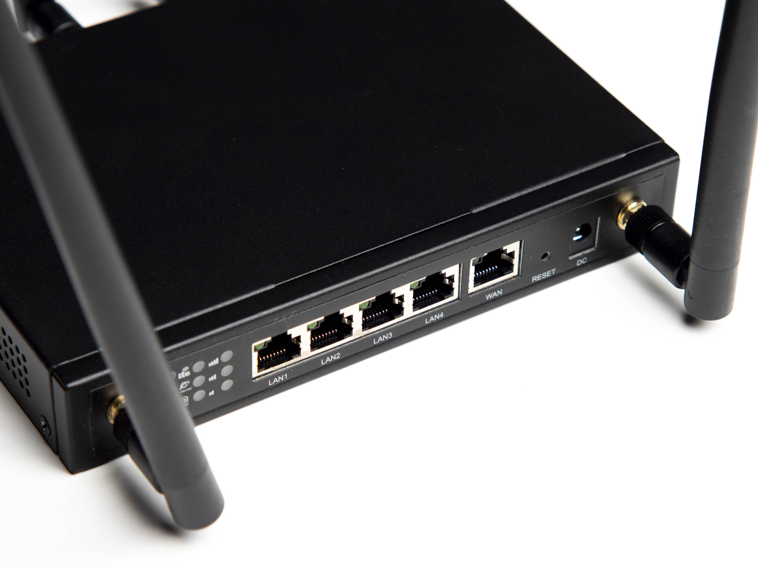 Close-up of the X-LINK routerβs Ethernet ports, WAN port, and antenna connectors.